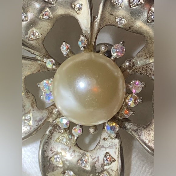 Vintage Large Metal Flower Ring Iridescent Crystals Faux Pearl Center Jewelry - Picture 5 of 11